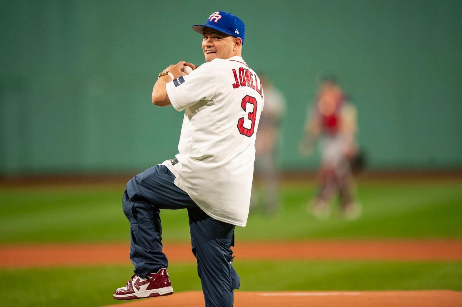 Jowell  realiza lanzamiento de honor  durante el juego de los Red Sox en Boston