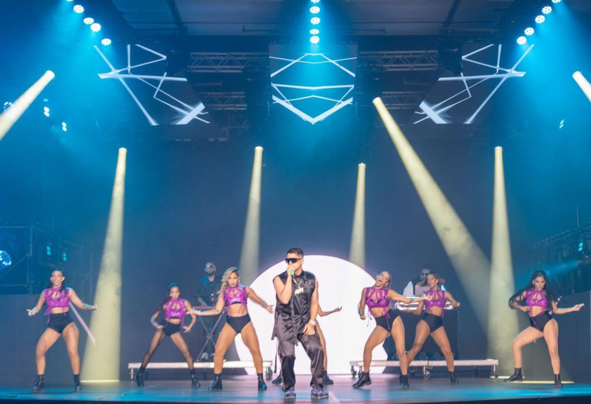 Reconocen trayectoria de Ken Y en los Heat Latin Music Awards
